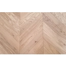 Dąb Eco (Chevron – jodełka francuska) Szczotkowanie, Fazowanie V4, Lakier matowy Wymiary: 510x90x10,5/2,5(+/-0,5) mm