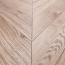 Dąb Eco (Chevron – jodełka francuska) Szczotkowanie, Fazowanie V4, Lakier matowy Wymiary: 510x90x10,5/2,5(+/-0,5) mm