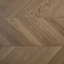 Dąb Złota Jesień (Chevron – jodełka francuska) Olejowosk, Szczotkowanie, Fazowanie V4 Wymiary: 405x65x10,5/2,5(+/-0,5) mm