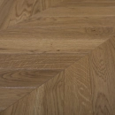 Dąb Złota Jesień (Chevron – jodełka francuska) Olejowosk, Szczotkowanie, Fazowanie V4 Wymiary: 405x65x10,5/2,5(+/-0,5) mm