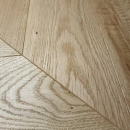 Dąb Natur Classic (Chevron – jodełka francuska) Szczotkowanie, Fazowanie V4, Lakier matowy Wymiary: 510x90x10,5/2,5(+/-0,5) mm
