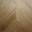 Dąb Natur Classic (Chevron – jodełka francuska) Szczotkowanie, Fazowanie V4, Lakier matowy Wymiary: 510x90x10,5/2,5(+/-0,5) mm