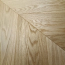 Dąb Natur Classic (Chevron – jodełka francuska) Szczotkowanie, Fazowanie V4, Lakier matowy Wymiary: 510x90x10,5/2,5(+/-0,5) mm