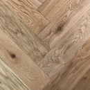 Dąb Eco (Design Experience – jodełka klasyczna) Olejowosk, Szczotkowanie, Fazowanie V4 Wymiary: 500x100x10,5/2,5(+/-0,5) mm