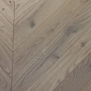 Dąb Bero (Chevron – jodełka francuska) Olejowosk, Szczotkowanie, Fazowanie V4 Wymiary: 405x65x10,5/2,5(+/-0,5) mm