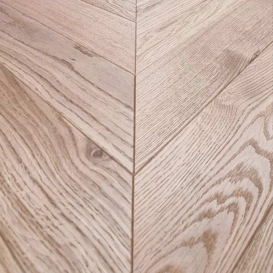 Dąb Eco (Chevron – jodełka francuska) Szczotkowanie, Fazowanie V4, Lakier matowy Wymiary: 510x90x10,5/2,5(+/-0,5) mm