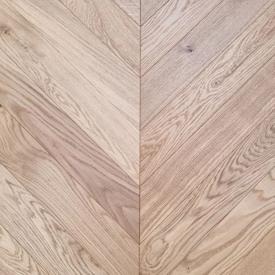 Dąb Eco (Chevron – jodełka francuska) Szczotkowanie, Fazowanie V4, Lakier matowy Wymiary: 510x90x10,5/2,5(+/-0,5) mm