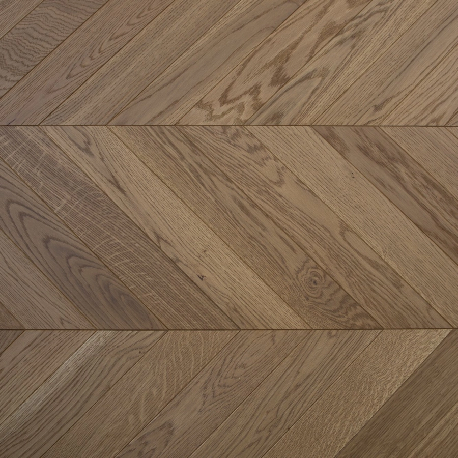 Dąb Złota Jesień (Chevron – jodełka francuska) Olejowosk, Szczotkowanie, Fazowanie V4 Wymiary: 405x65x10,5/2,5(+/-0,5) mm