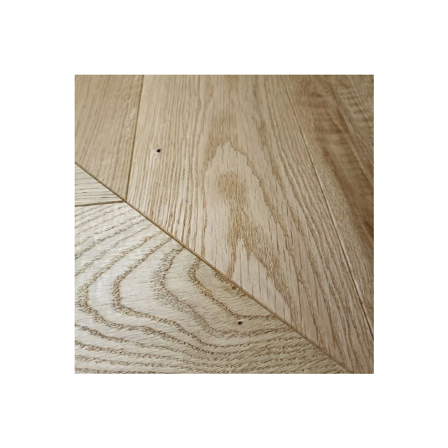 Dąb Natur Classic (Chevron – jodełka francuska) Szczotkowanie, Fazowanie V4, Lakier matowy Wymiary: 510x90x10,5/2,5(+/-0,5) mm