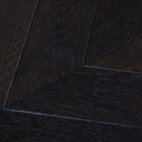 Dąb Black Smoke (Chevron – jodełka francuska) Olejowosk, Szczotkowanie, Fazowanie V4 Wymiary: 415x70x10,5/2,5(+/-0,5) mm